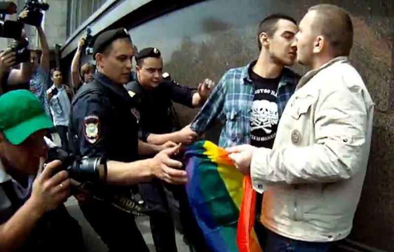 Russia_Gay_Kiss_Ban_Law